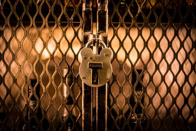90min Underground Whisky Tasting in Edinburgh's Old Town - Guides who make the difference