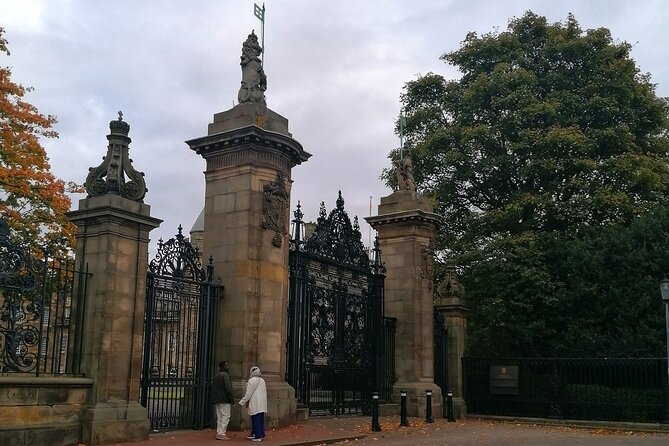 A History of Witchcraft in Edinburgh: A Self-Guided Audio Tour - Starting outside Holyrood Palace