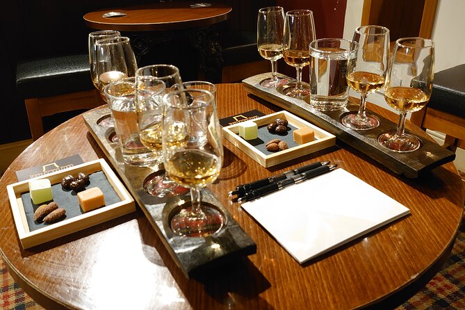 Afternoon Whisky Tasting in a Traditional Edinburgh Bar - Learning how to buy whisky in Edinburgh