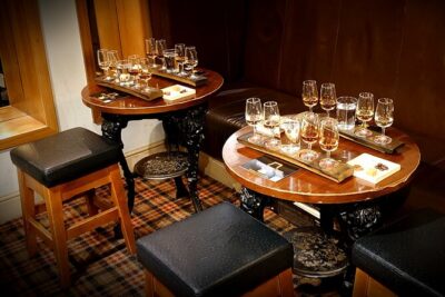 Afternoon Whisky Tasting in a Traditional Edinburgh Bar