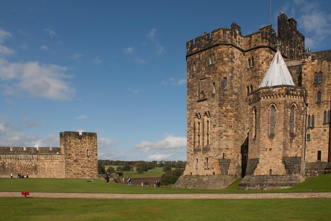 Alnwick Castle, Northumberland and Borders Tour with Admission - From Edinburgh to the Scottish Borders