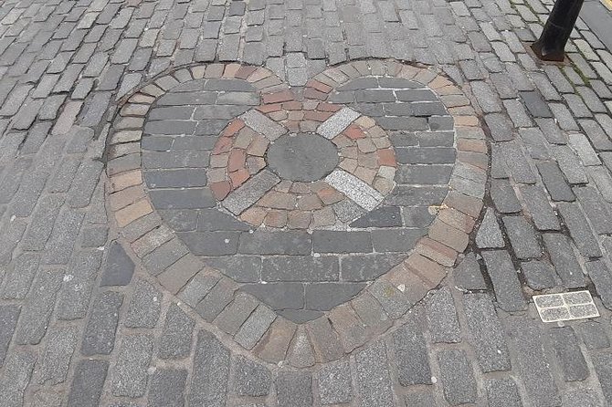 Curious Tales of the Royal Mile - Private Walking Tour - Edinburgh stories with blackbirds, cooks, and fake news