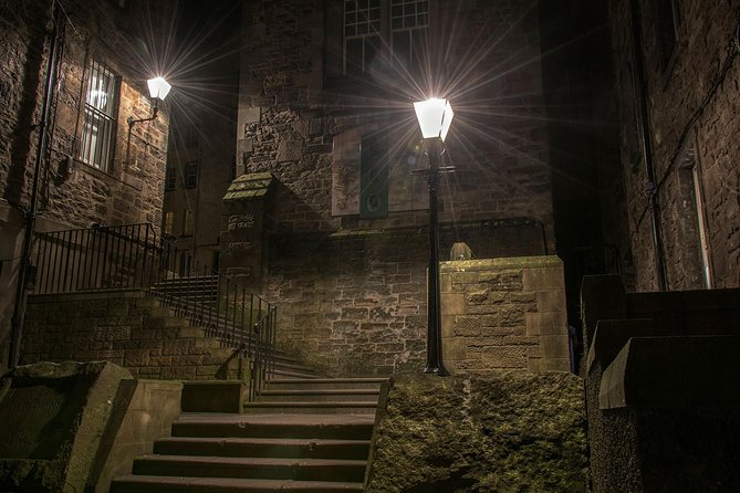 Edinburgh 2 Hour Nighttime Ghost Tour Italian Tour Guide - Price, group size, and what you receive