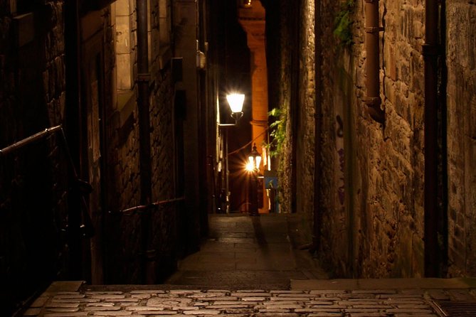 Edinburgh 2 Hour Nighttime Ghost Tour Italian Tour Guide - Clothing, children, and practical comfort