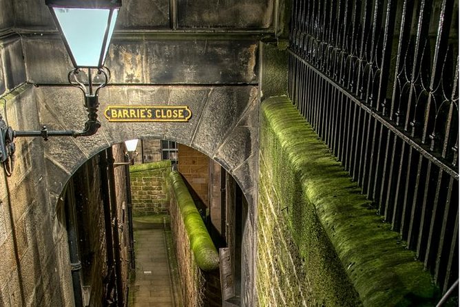 Edinburgh 2 Hour Nighttime Ghost Tour Italian Tour Guide - Old Calton Burial Ground and the Calton Hill finish