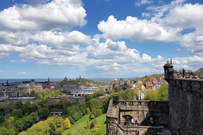 Edinburgh Castle Guided Walking Tour in English - A guided approach to Edinburgh Castle
