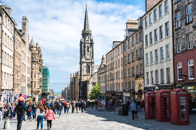 Edinburgh Castle & Old Town Small Group Guided Tour - Religion, politics, and the city’s darker side