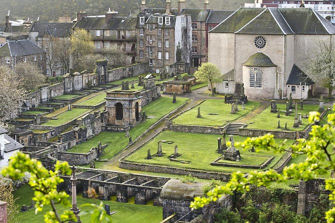 Edinburgh Darkside Walking Tour: Mysteries, Murder and Legends - North Bridge and the city’s darker corners
