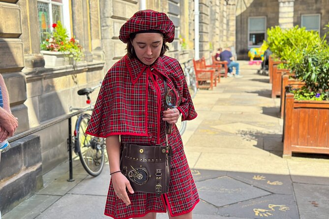 Edinburgh Historical Gems Tour with Whisky & Local Flavours - Canongate, closes, and the city’s older edge