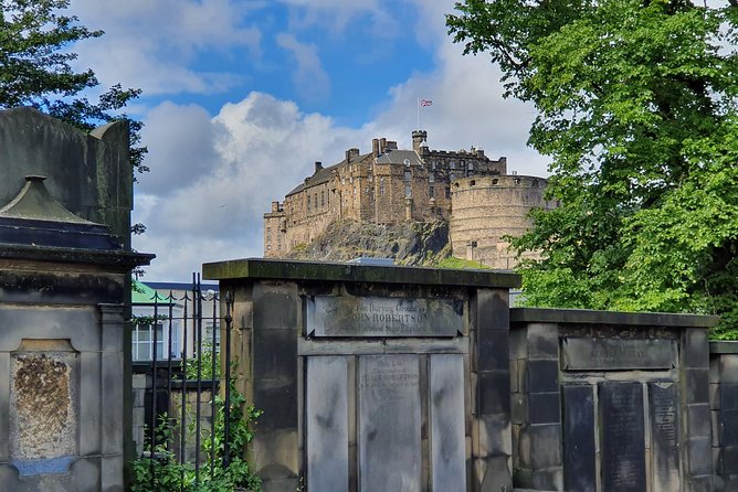 Edinburgh Private Walking Tour - Advocate’s Close: views, literary connections, and a messy story