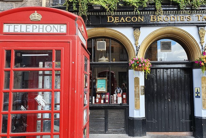 Edinburgh Private Walking Tour - Victoria Street: Edinburgh’s most photogenic finish