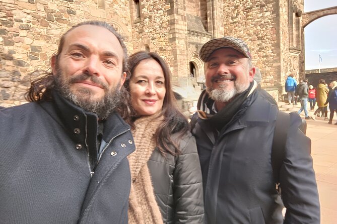 Edinburgh Private Walking Tour in Spanish - Small landmarks with big stories