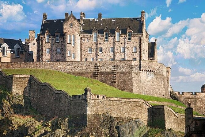 Edinburgh Skip-the-Ticket-Line Castle Walking Tour - What the guides add to the visit