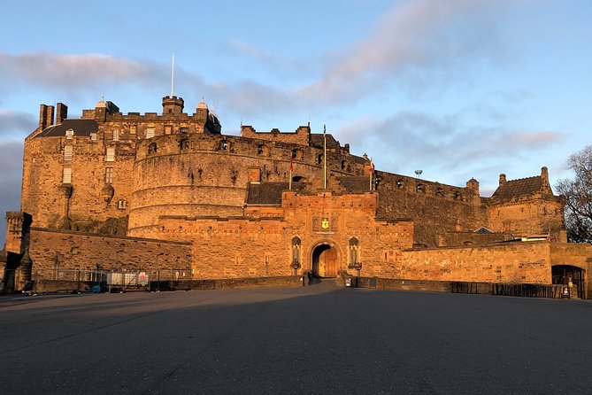 Essential Walking Tour of Edinburgh's Old Town - Looking up at Edinburgh Castle