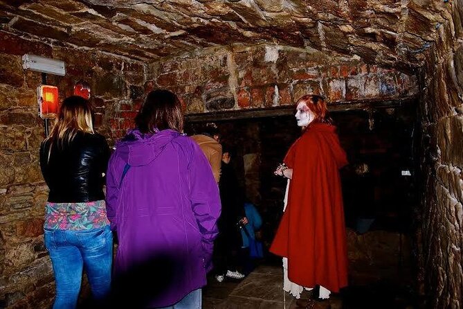 Extreme Paranormal Underground Ghost Tour in Edinburgh - What the guide’s character adds