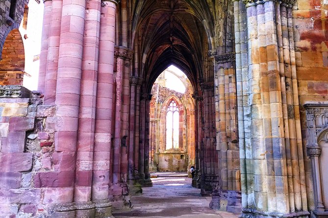 From Edinburgh: 1-day Outlander Tour - attractions included - Linlithgow Palace and your lunch break