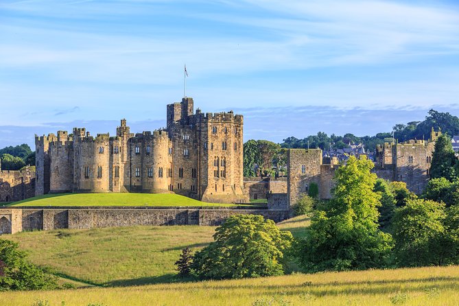 From Edinburgh: 1-day Outlander Tour - attractions included - Midhope Castle, the exterior of Lallybroch