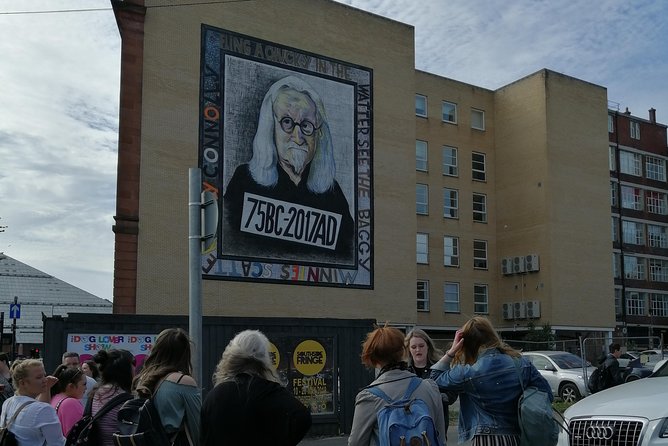 Glasgow Street Art Daily Walking Tour: 2pm - Falling Mural brings a quieter mood