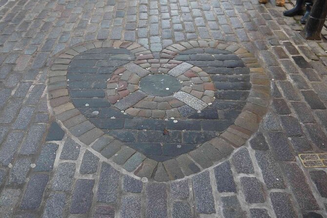 Highlights from the Royal Mile: A Self-Guided Audio Tour - Mercat Cross, the Tron Kirk, and old public punishments
