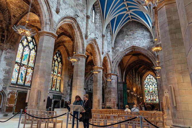 Highlights & Hidden Gems With Locals: Best of Edinburgh Private Tour - The quiet closes, cemeteries, and side streets