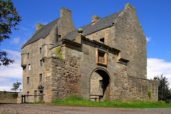 Outlander Day Tour - Falkland, the real-world Inverness