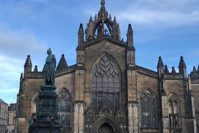 Private Edinburgh City 4-Hour Guided Tour in a black cab LEVC TX - Greyfriars and the city’s medical past