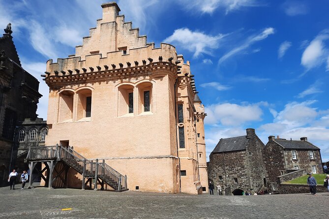 Private Stirling Day Guided Tour in the Premier Classic LEVC TXE - Stirling Castle: allow time for Scotland’s royal center