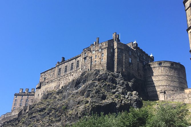 Private Walk: Edinburgh Old Town and New Town - Walking through the Old Town from churchyards to Castle Rock