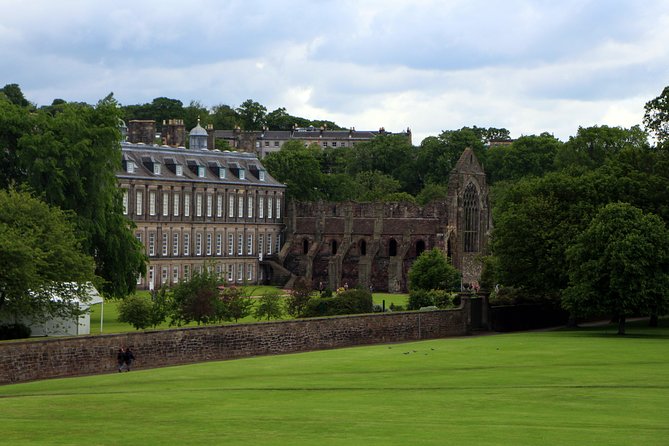 Private Walking Tour: Edinburgh Highlights, including entry to Edinburgh Castle - Canongate Kirk and the road to Holyrood