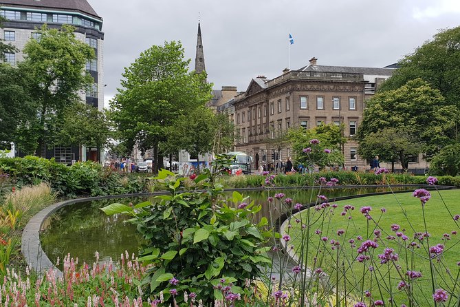 Public guided tour of Edinburgh at a minimum price - in French - Starting among closes and medieval lanes