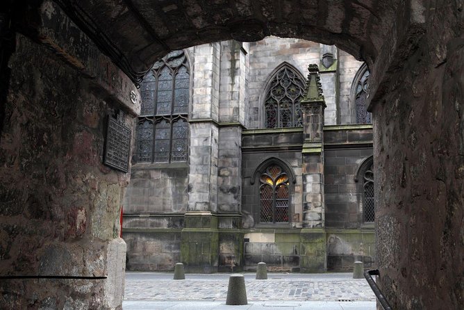 Royal Mile and Edinburgh Castle - Small Group Walking Tour - The guide makes or breaks the afternoon