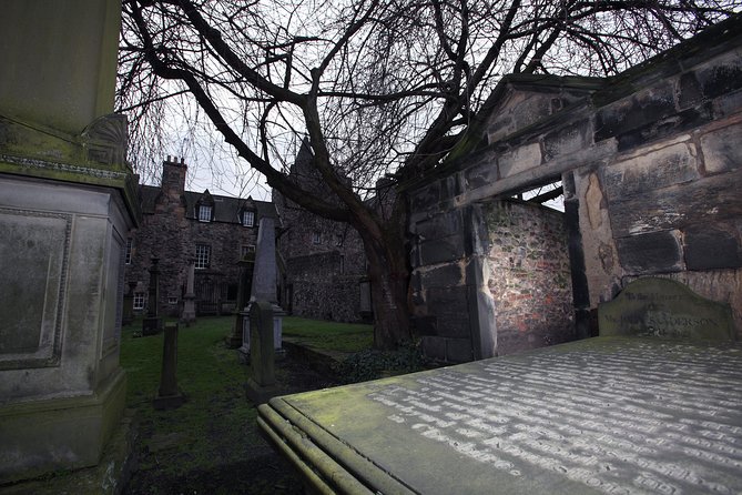 Small Group Edinburgh Underground Vaults & Graveyard Ghost Tour - The guides make or break the experience