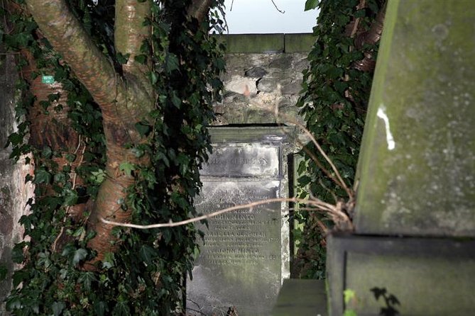 Small Group Edinburgh Underground Vaults & Graveyard Ghost Tour - Meeting at Mercat Cross and entering Old Town’s darker side