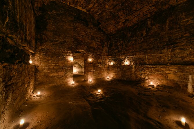 Small Group Ghost Tour incl. Underground Vaults & free drink in Megget's Cellar - Walking the closes and wynds after dark