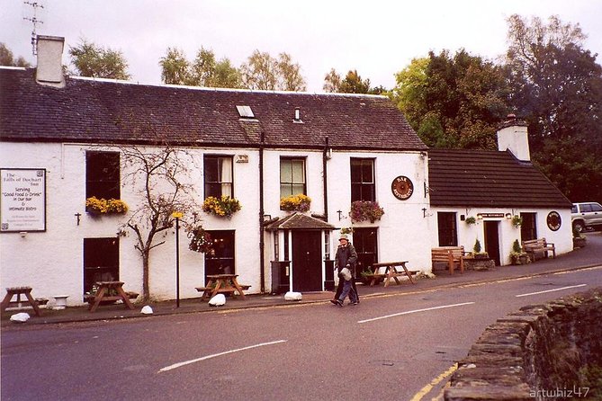 Stirling, Highlands & Distillery in Spanish - The Falls of Dochart combine lunch and local scenery