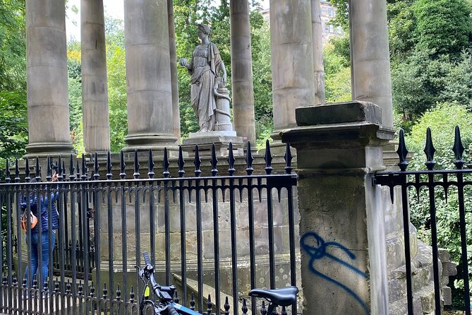 Stunning Edinburgh E-bike Tour max 10 people small group - Through the Old Town and across the New Town