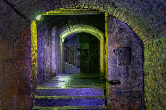 Underground Vaults Walking Tour in Edinburgh Old Town - Entering the dark, chilly vaults