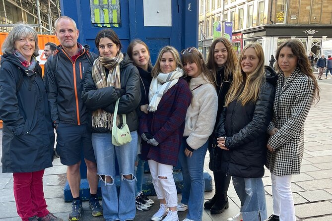 Walking Tour of Glasgow - George Square’s statues and the stories they leave out