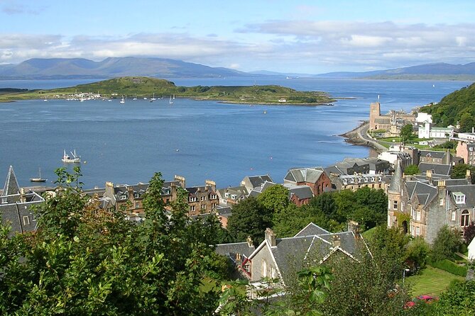 West Coast Lochs & Castles Tour - from Glasgow - Kilchurn Castle and the Highland cow bonus